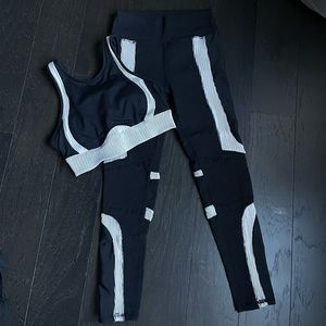 Alo Yoga black and white set